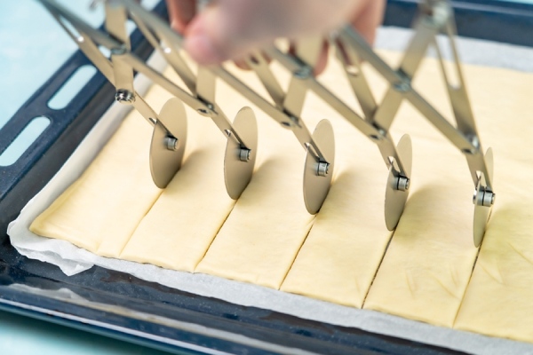 Раздвижные роликовые ножи: оптимизация процессов в пиццериях и кондитерских