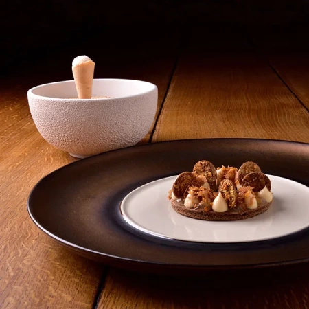 Блюдо для подачи с крышкой Ø15.8см Vulcanic белое - Raw by Kevala