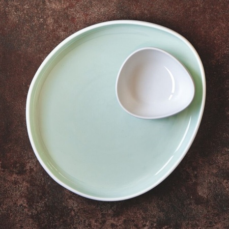 Тарелка плоская 28x25x(h)3.5см NINFA бело-аквамариновая