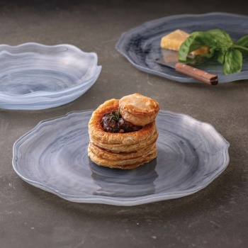 Блюдо стеклянное 21см Amorf серое